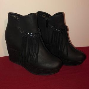 Sbicca Zepp fringe wedge booties - black size 8.5